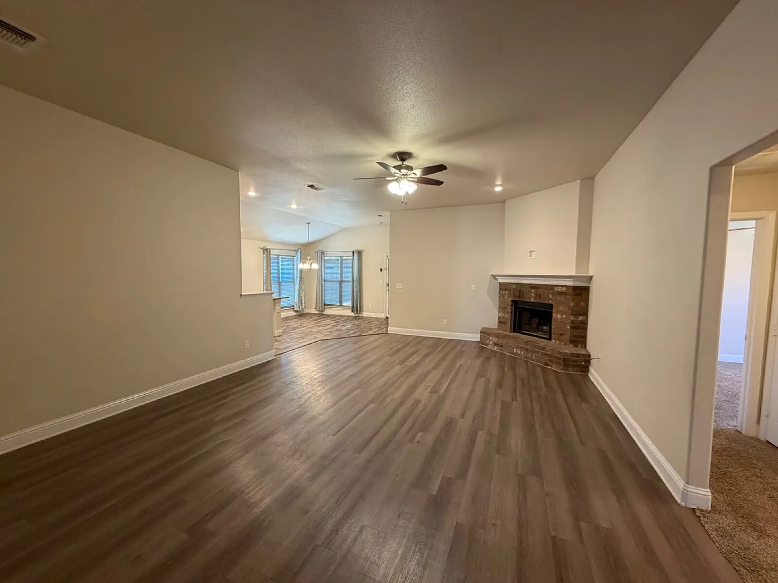 4 bed, 2.0 bath, 1927 sqft, $2,100 — Photo 4