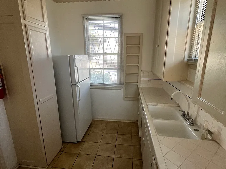 141 1/2 S Sweetzer Ave — Photo 16