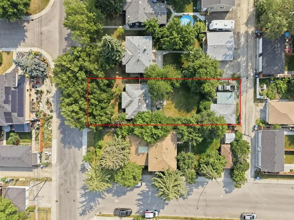 235 N 32nd Ave NW, Calgary, AB T2M 2P8