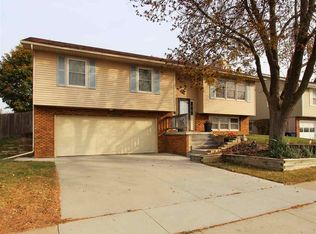 715 Wildwood Rd, Waterloo, IA 50702