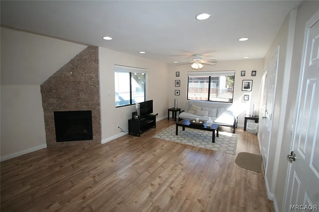 2 bed, 1.5 bath, 900 sqft, $1,500 — Photo 3