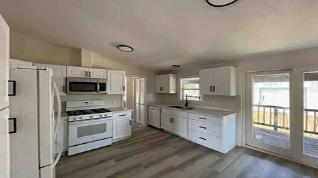 3 bed, 1235 sqft, $2,400 — Photo 2