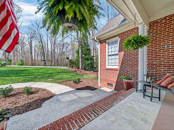 5th image of 228 Tamworth Dr