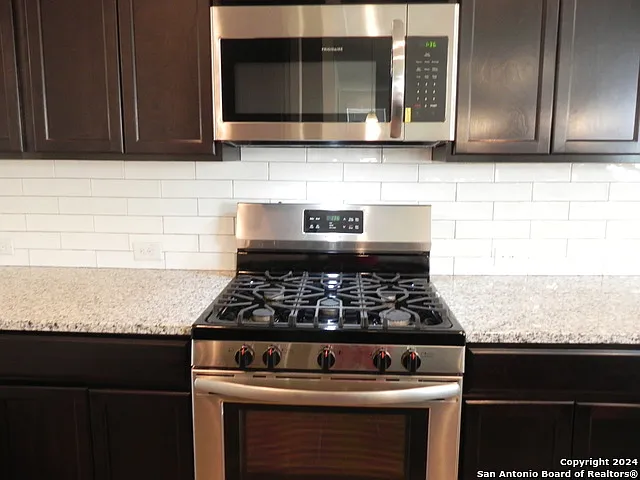 4 bed, 2.5 bath, 2704 sqft, $2,200 — Photo 4