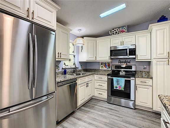 4th image of 560 Saint Andrews Blvd