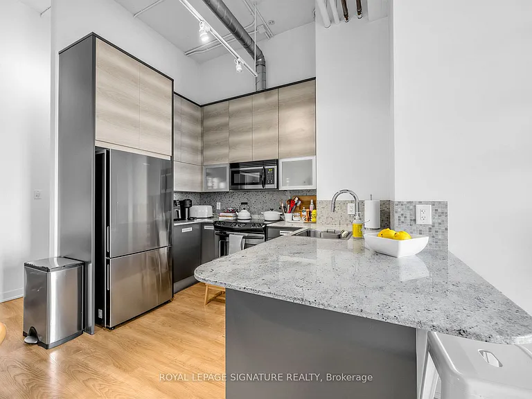 380 Macpherson Ave #422 — Photo 9