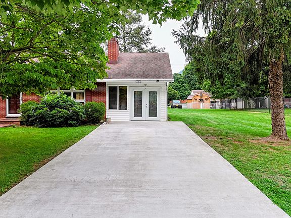 5th image of 458 Hemlock Ave