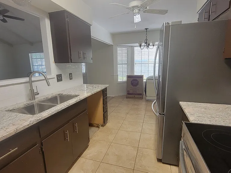 Updated kitchen with new appliances
*New dishwasher has been installed*