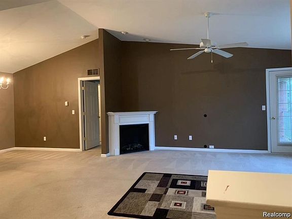 3rd image of 27203 Chesapeake Cir