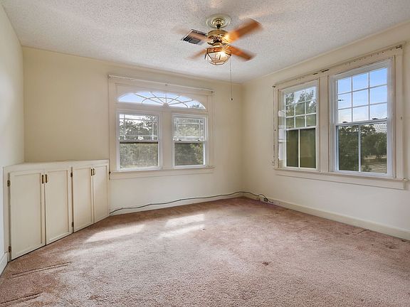Upstairs front bedroom