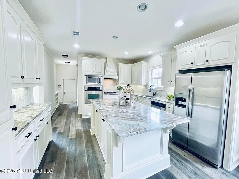 718 Chambord Dr — Photo 5