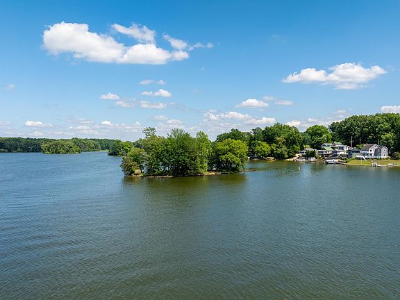 2nd image of 877 Harbor Ct