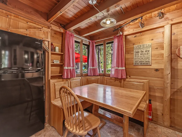 Nicely appointed kitchen (note no dishwasher)