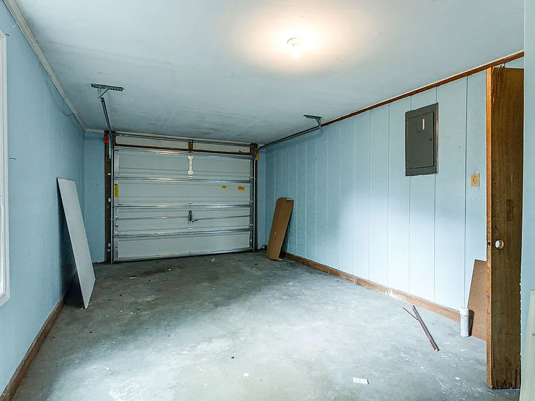 692 York St — Photo 23