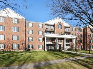 326 Park Ave APT 4, Clarendon Hills, IL 60514