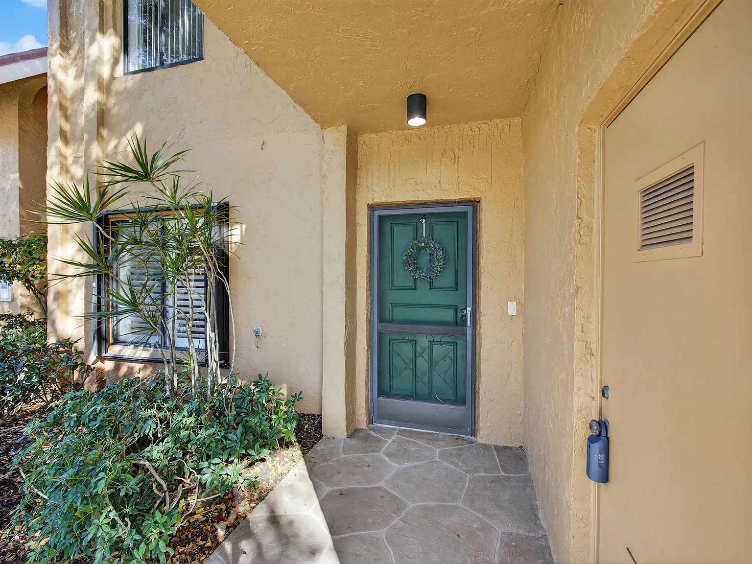 2 bed, 2.0 bath, 1196 sqft, $2,200 — Photo 2