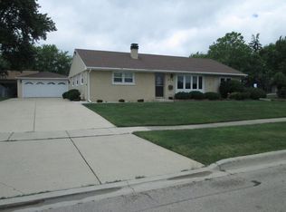 410 Hillside Dr, Streamwood, IL