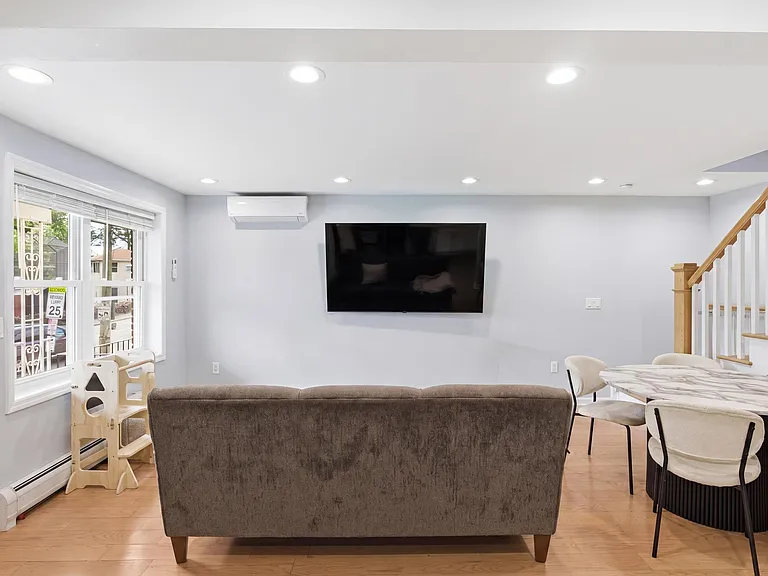 38 Woodcliff Ave — Photo 2