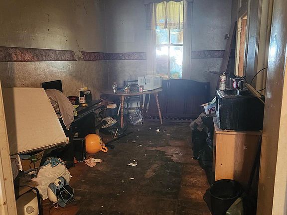 4th image of 606 E Centre St
