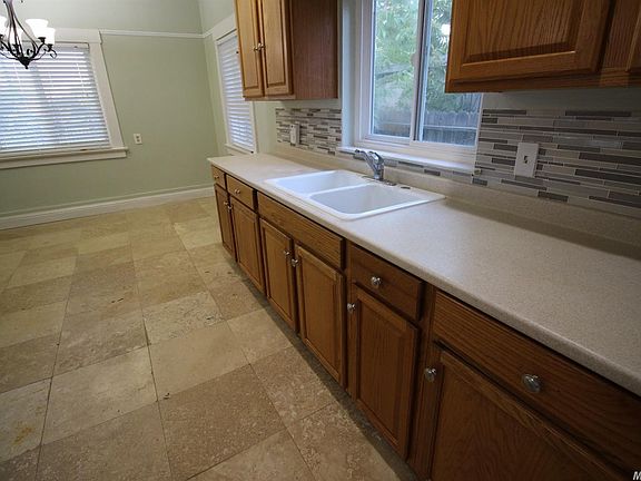 4th image of 2496 Fairfield St