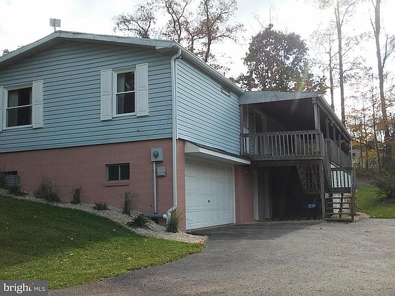 Image 4: : With an attached garage