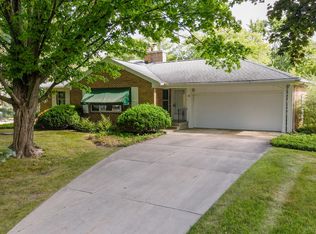 170 Hodenpyl Dr SE, East Grand Rapids, MI 49506