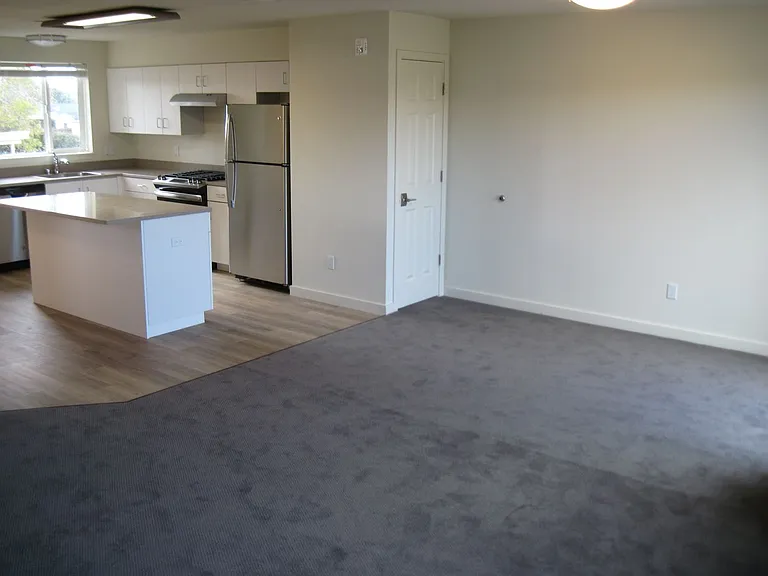 Spacious 3 Bed, 2 Bath, 1250 Square Foot Apartment with Air Conditioning. — Photo 6