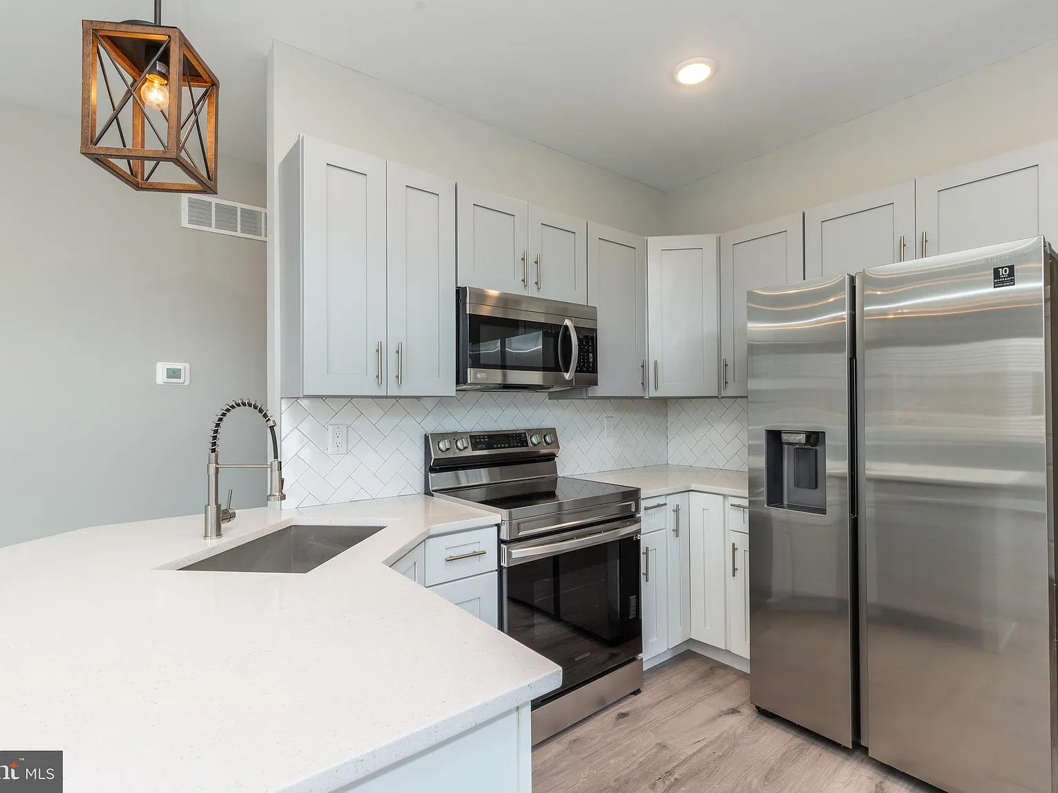 3 bed, $1,800 — Photo 3