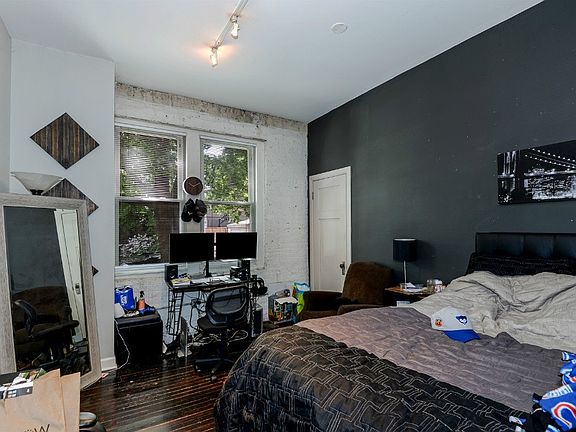 5th image of 1250 W Wellington Ave #9415