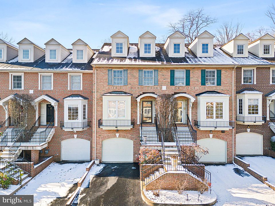 1st image of 10 Rockford Mews Ct