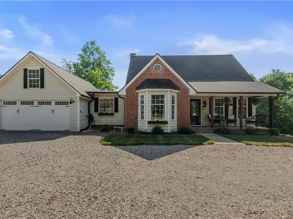 1125 Briarwood Dr, Walnut Cove, NC 27052