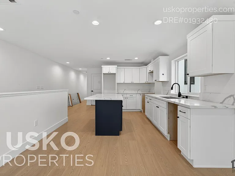 2707 Tomato Aly #B — Photo 9
