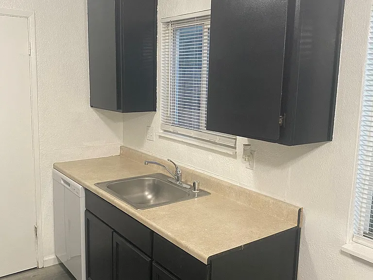 221 E Edison St #8 — Photo 8