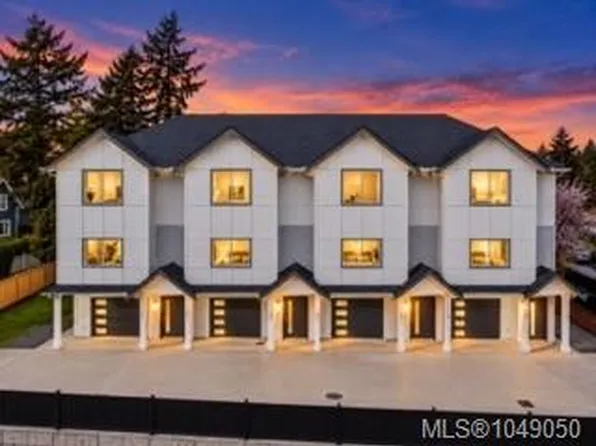 621 Broadway St #3, Saanich, BC V8Z 2G5