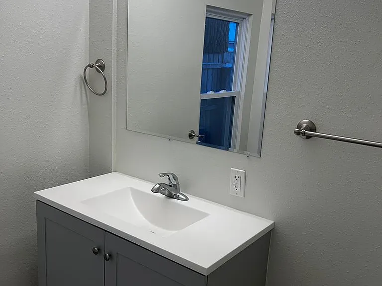 2223 Douglas St — Photo 8