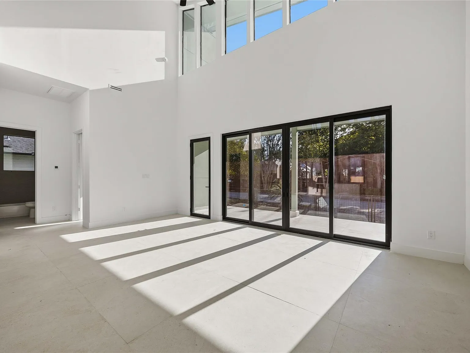 5 bed, 4.5 bath, 3052 sqft, $7,450 — Photo 3