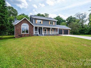 1882 Freedson Dr, Hickory, NC 28602