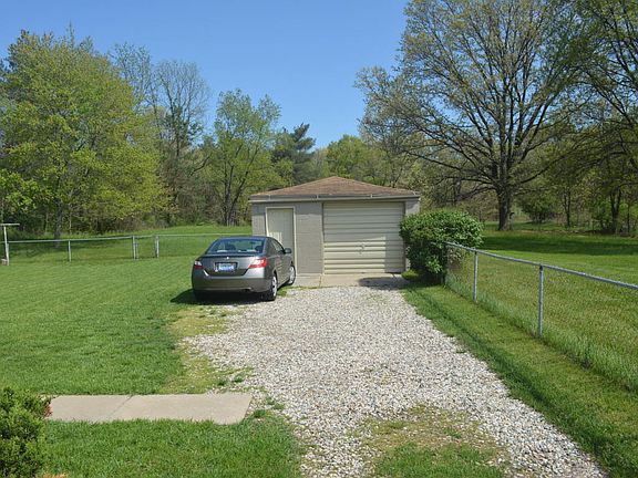 5th image of 120 Fox Ave