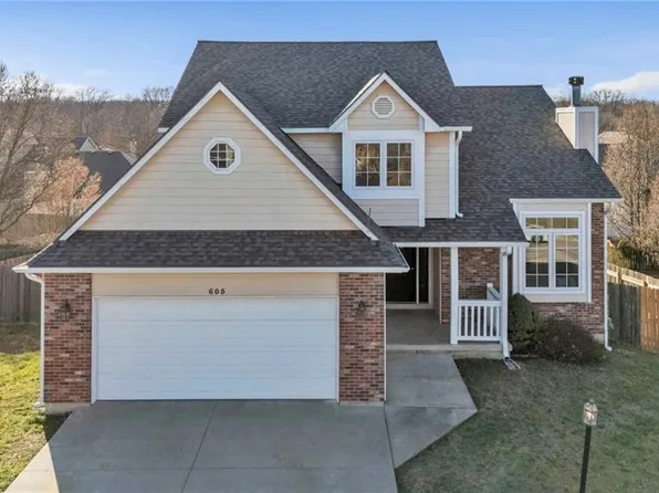 605 Arrowhead Dr, Lawrence, KS 66049