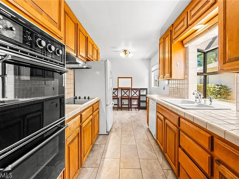 454 N Shattuck Pl — Photo 11