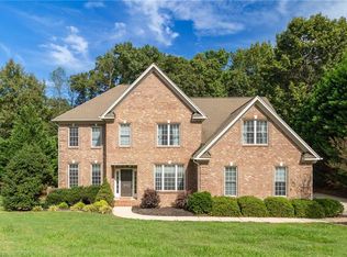 8916 Grove Park Dr, Oak Ridge, NC 27310