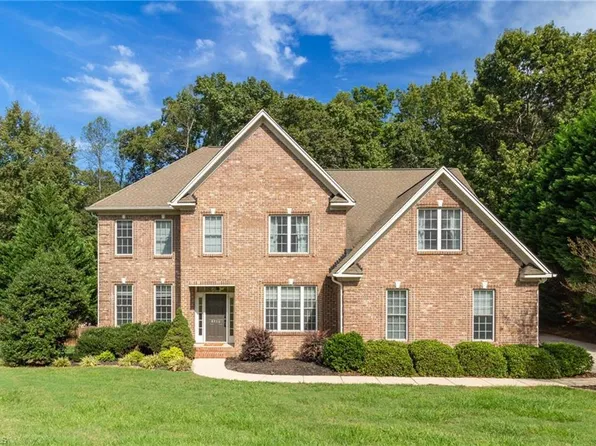 8916 Grove Park Dr, Oak Ridge, NC 27310