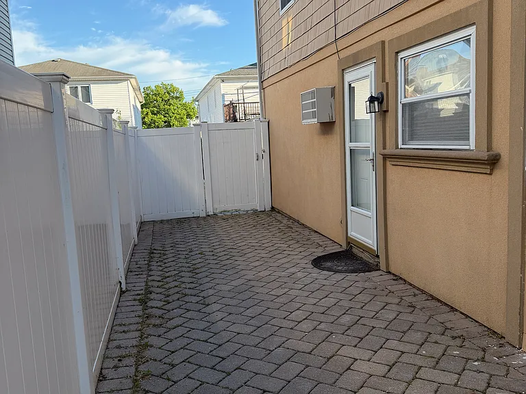 Stroud Ave — Photo 1