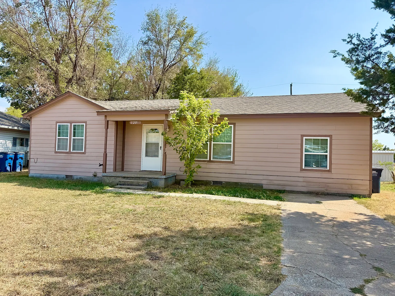 2 bed, 996 sqft, $950 — Photo 1
