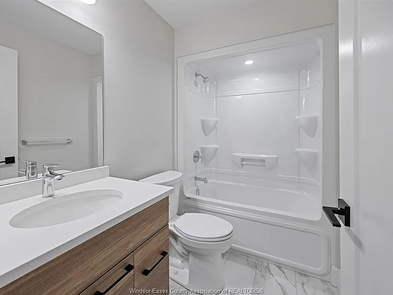 224 Main St E #602 — Photo 16