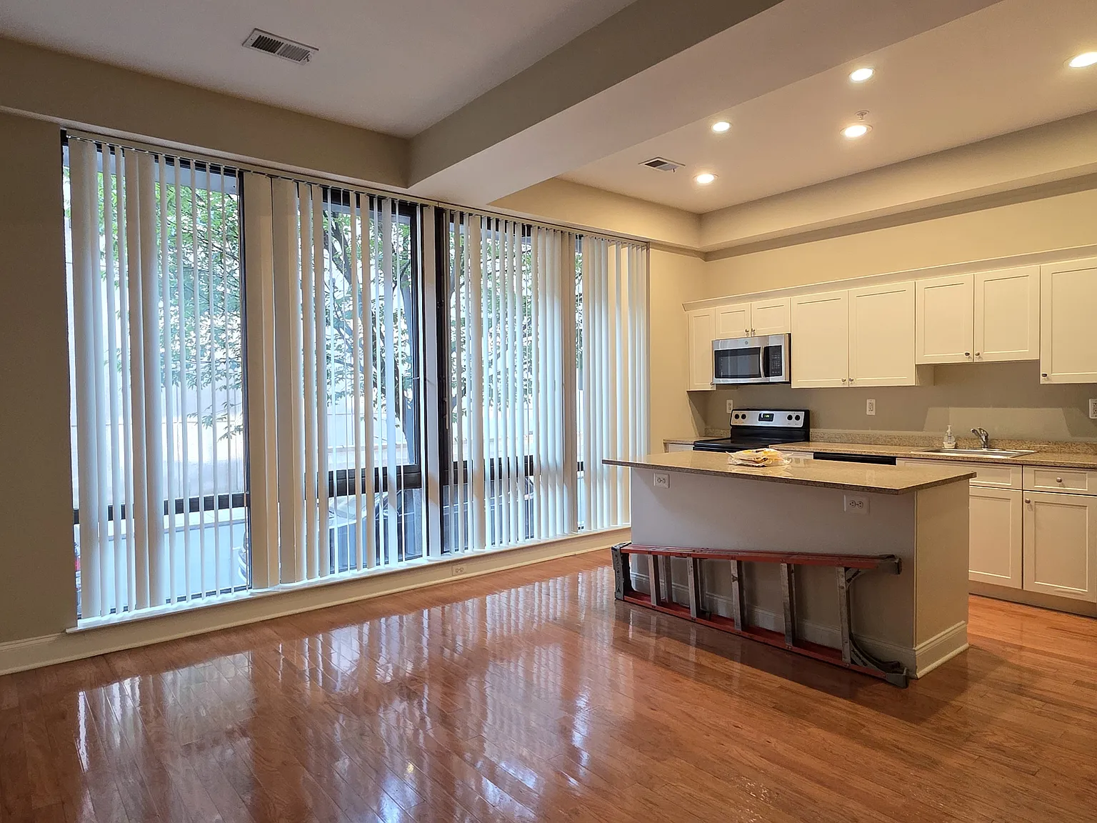 1 bed, 733 sqft, $1,600 — Photo 4