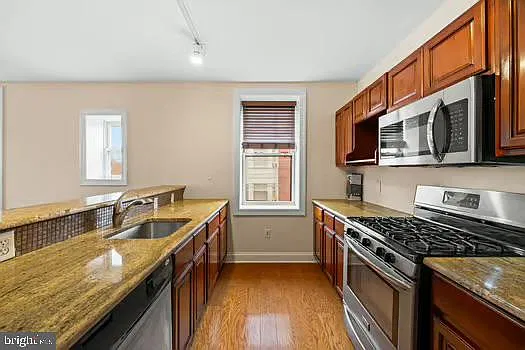 3 bed, 2.0 bath, 1700 sqft, $2,200 — Photo 3