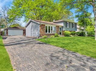 2109 Sprucewood Ln, Lindenhurst, IL 60046