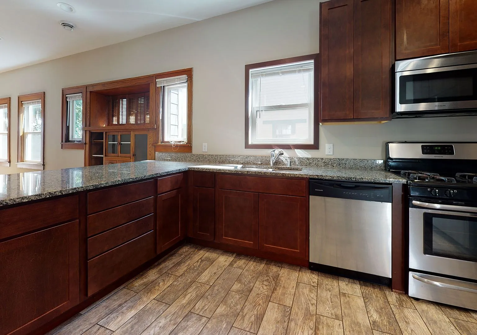 Renovated 6-Bedroom Single-Family House — Photo 3