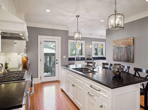 2011 Kenwood Pkwy, Minneapolis, MN 55405